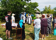 Священники из Половинного поздравили жителей деревни Успенка с праздником села