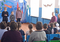 Настоятель гладковского храма поздравил мужчин-преподавателей местной школы с 23 февраля