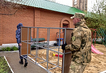 В Кургане представители Росгвардии и подшефные школьники навели порядок на территории Пантелеимоновского храма