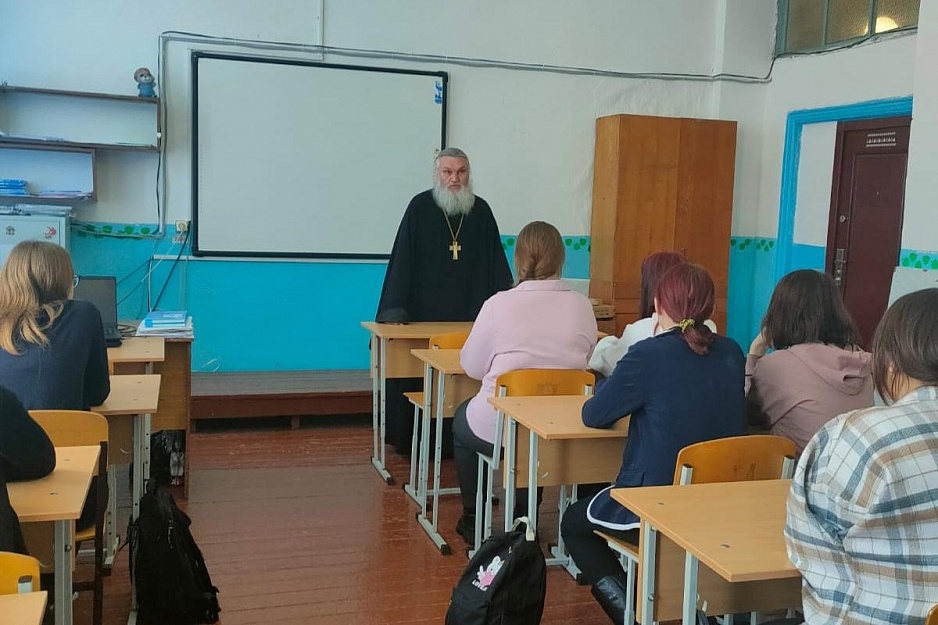 Варгашинский священник беседовал со старшеклассниками о патриотизме и любви к Родине