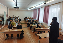Настоятель курганского храма святой Матроны провёл уроки для учеников школы №48