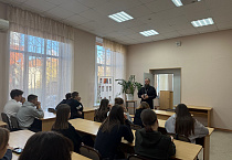 Клирик курганского кафедрального собора рассказал студентам колледжа о человечности