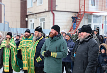 Величественный крест установили на храме села Половинное