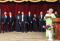 Курганские зрители услышали истории из монастырской жизни на концерте «Несвятые святые»