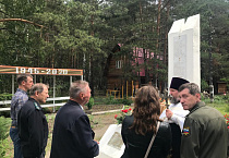 В Кургане на территории Георгиевского храма обновили стелу Героев