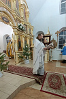 В Курганском храме на ночном рождественском богослужении прихожанам дарили мандарины