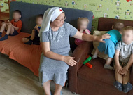 В Кургане сестра милосердия Свято-Троицкого прихода помогла в уходе за малышами из ОСРЦ
