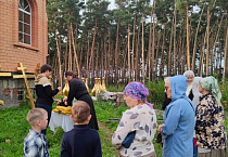 Новые купола установили на строящийся храм в Варгашах