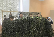 В Кургане школьники вновь помогли православному приходу в изготовлении маскировочных сетей