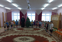 В Зауралье священник подарил детскому саду образ Божией Матери