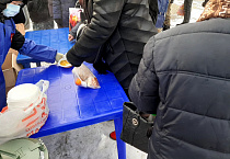 В Кургане «Экипаж милосердия» Покровского прихода накормил нуждающихся праздничным обедом 