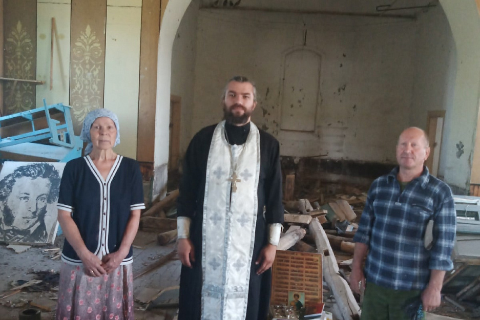 В Георгиевском храме села Рассвет начали уборку внутренних помещений