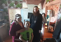 Настоятель прихода посёлка Лебяжье посетил семьи, находящиеся в трудной жизненной ситуации