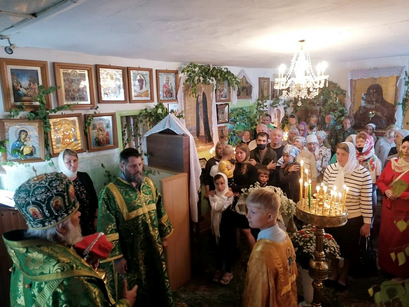 Успенский приход посёлка Варгаши встретил праздник Пятидесятницы