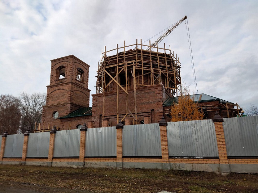 В новом храме Чимеевского монастыря установлены окна