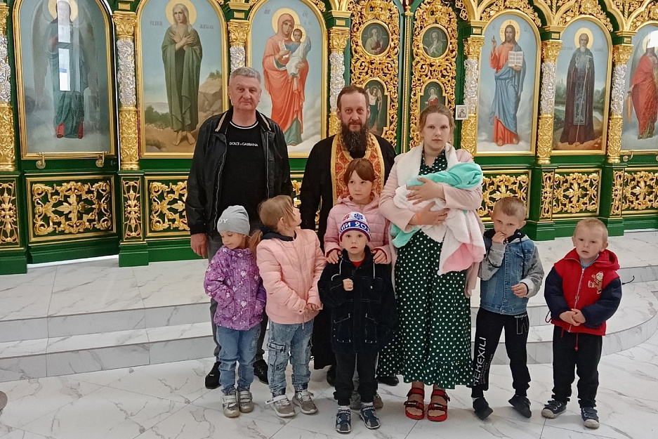 Курганский священник совершил крещение детей-погорельцев