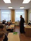 В Лебяжье священник побывал на уроке у пятиклассников