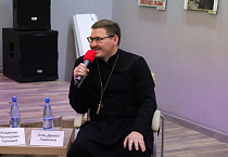 В Кургане священник принял участие в патриотическом «Диалоге с героями»