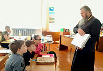 В Зауралье сельский священник провёл в школе открытый урок