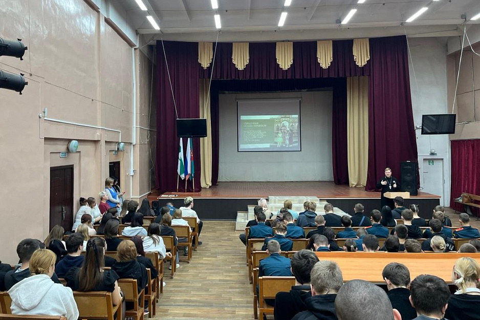 Клирик кафедрального собора Кургана выступил перед студентами колледжа