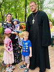 В Кургане священник принял участие в «Троицких гуляниях»