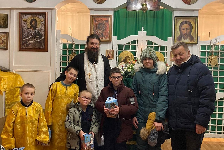 В храме села Половинное тепло и радостно встретили Рождество