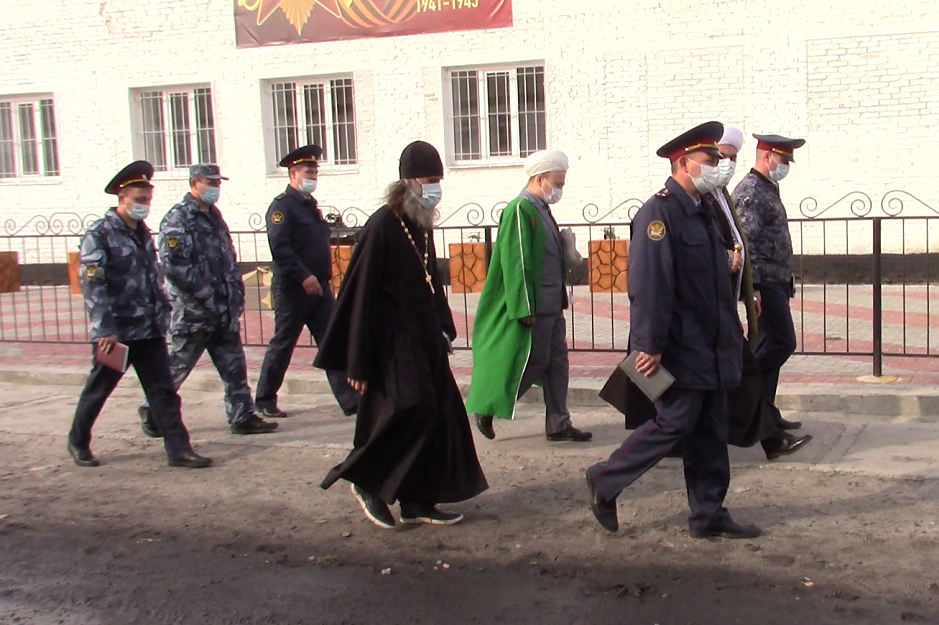 В Зауралье православный и мусульманский священники посетили заключенных