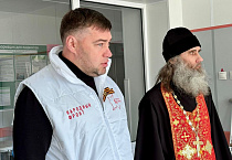 Зауральский священник поздравил с Пасхой бойцов СВО в курганском центре Илизарова