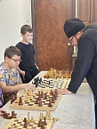 Настоятель курганского храма провел для детей сеанс одновременной игры в шахматы
