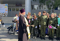 В Кургане настоятель 1 сентября подарил коллективу школы икону
