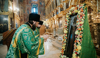 Божественная литургия в Успенском соборе Троице-Сергиевой Лавры