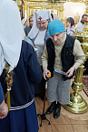 В Курганском храме на ночном рождественском богослужении прихожанам дарили мандарины