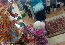 В курганском храме прихожанкам вручили  розы