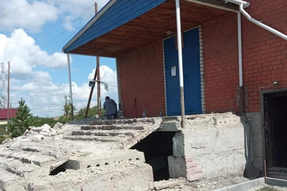 В храме посёлка Лебяжье полным ходом идет ремонт