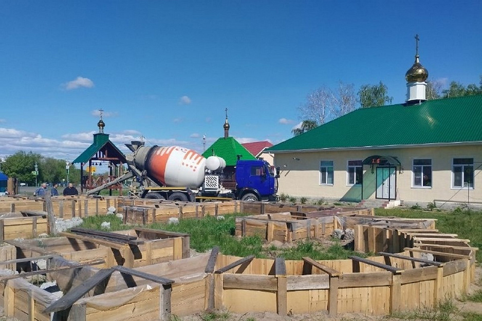 В храме микрорайона Глинки завершается заливка фундамента