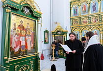 Митрополит Даниил освятил икону Царственных страстотерпцев в Троицком соборе