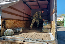 Курганский священник помог мокроусовцам в доставке адресной гуманитарной помощи