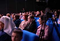 «Если ребёнок ещё не родился, это не значит, что его нет»: В Кургане состоялась премьера спектакля «40 минут»