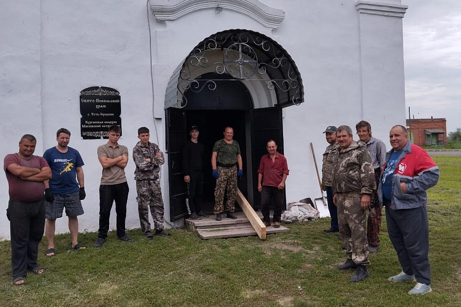 Прихожане села Усть-Суерское потрудились на благо своего храма