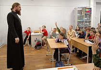 В Зауралье священник беседовал со школьниками о добровольчестве и добрых делах