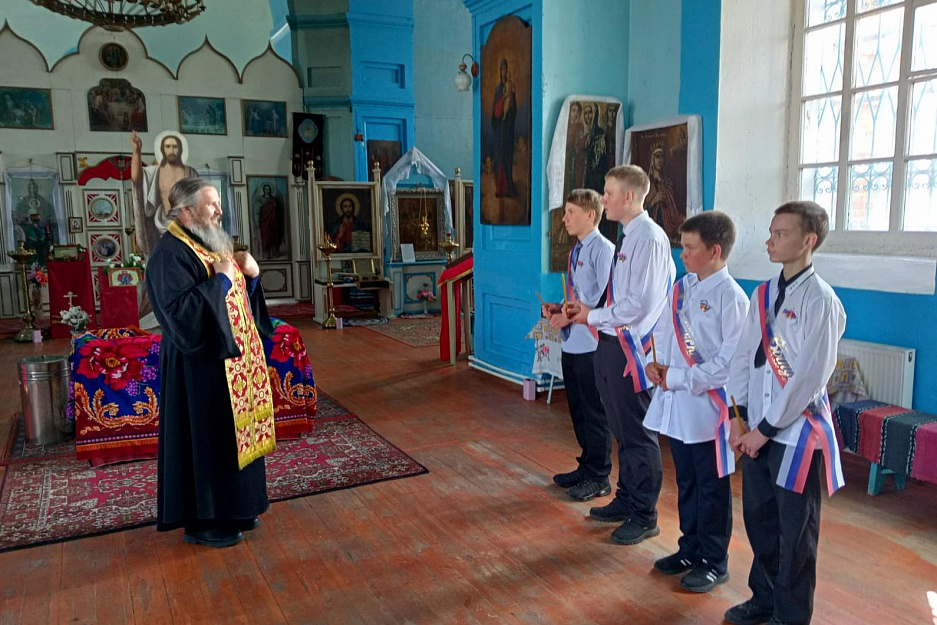 В Зауралье сельский  священник напутствовал выпускников