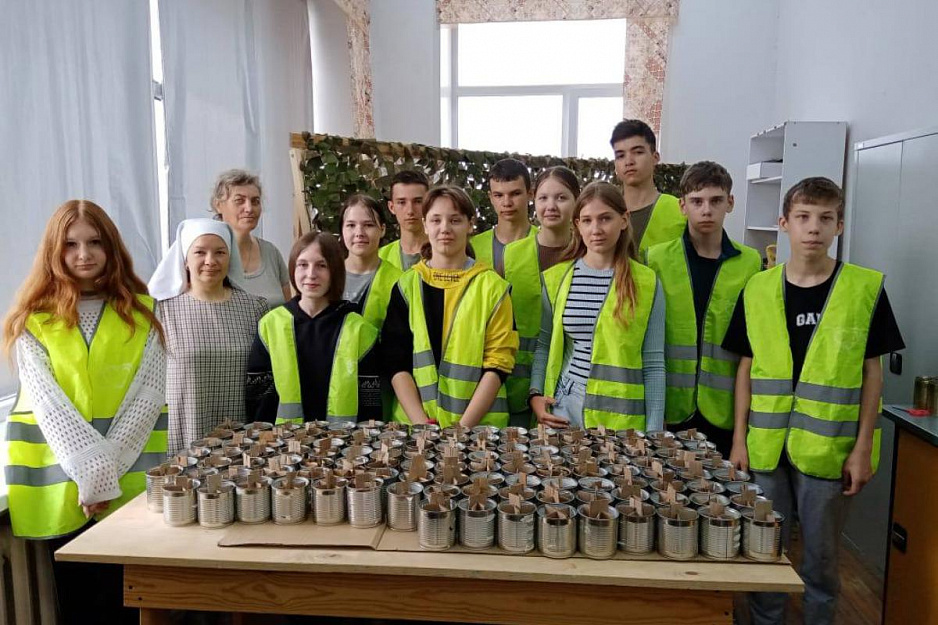 В Порт-Артурском храме Кургана школьники изготовили партию окопных свечей