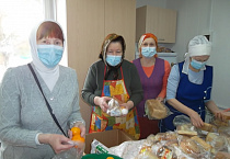 В Кургане «Экипаж милосердия» Покровского прихода накормил нуждающихся праздничным обедом 