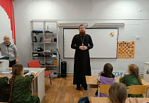 В Зауралье священник беседовал со школьниками о добровольчестве и добрых делах
