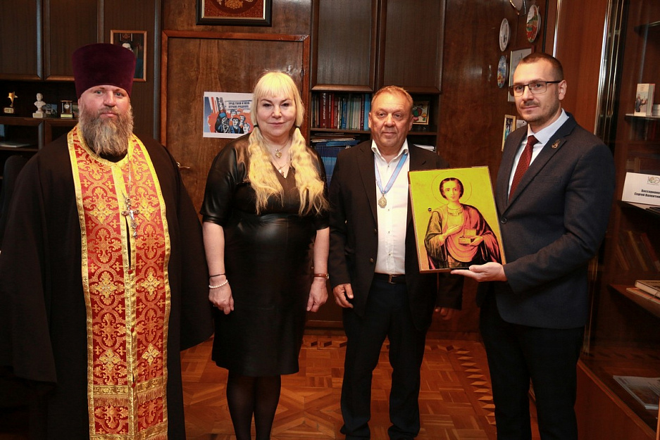 В Кургане Центр Илизарова получил в подарок от благотворительного фонда икону  целителя Пантелеимона 