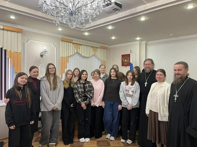 В селе Садовое старшеклассницы побывали на встрече «100 вопросов женщине»