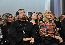Курганские священники побывали на премьере телеверсии спектакля-летописи «Наши: во имя жизни»