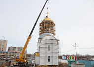 На колокольню Троицкого собора в Кургане установили крест