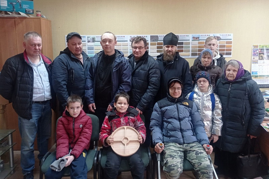 В «Папиной школе» при курганском храме наставники учат детей деревообработке, электронике и другим нужным делам