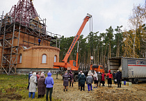 Варгашинцы встретили купола для нового храма